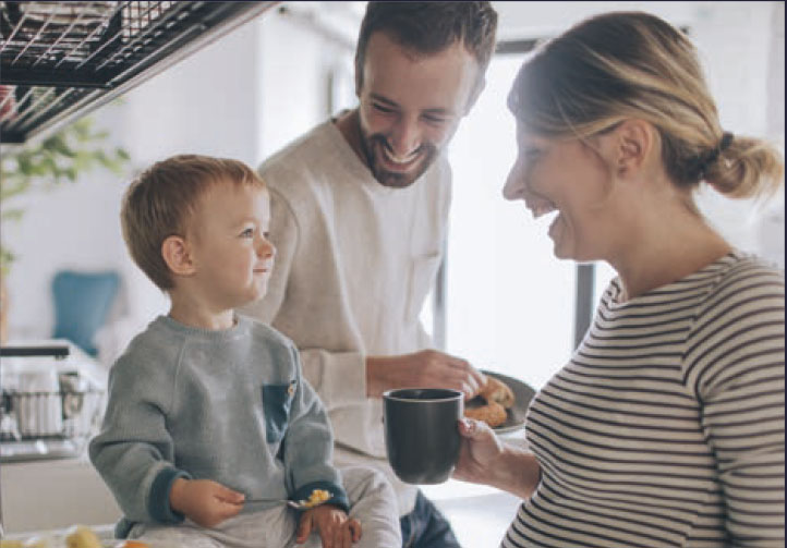 Lapsiperhe keittiössä